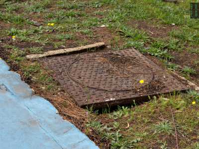 ...e i tombini nascondono pericolose buche